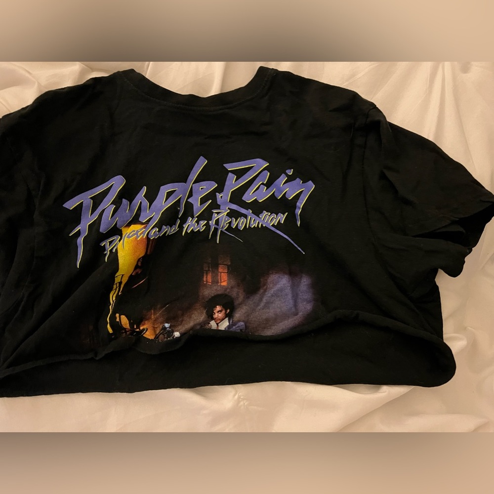 Cropped t shirt size medium